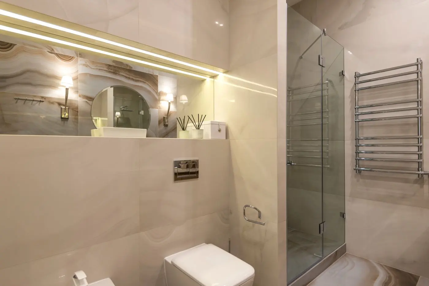 Bagno moderno con doccia in vetro