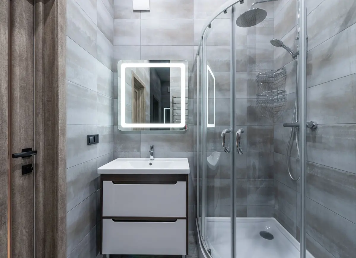 Bagno con doccia in vetro e mobile bianco