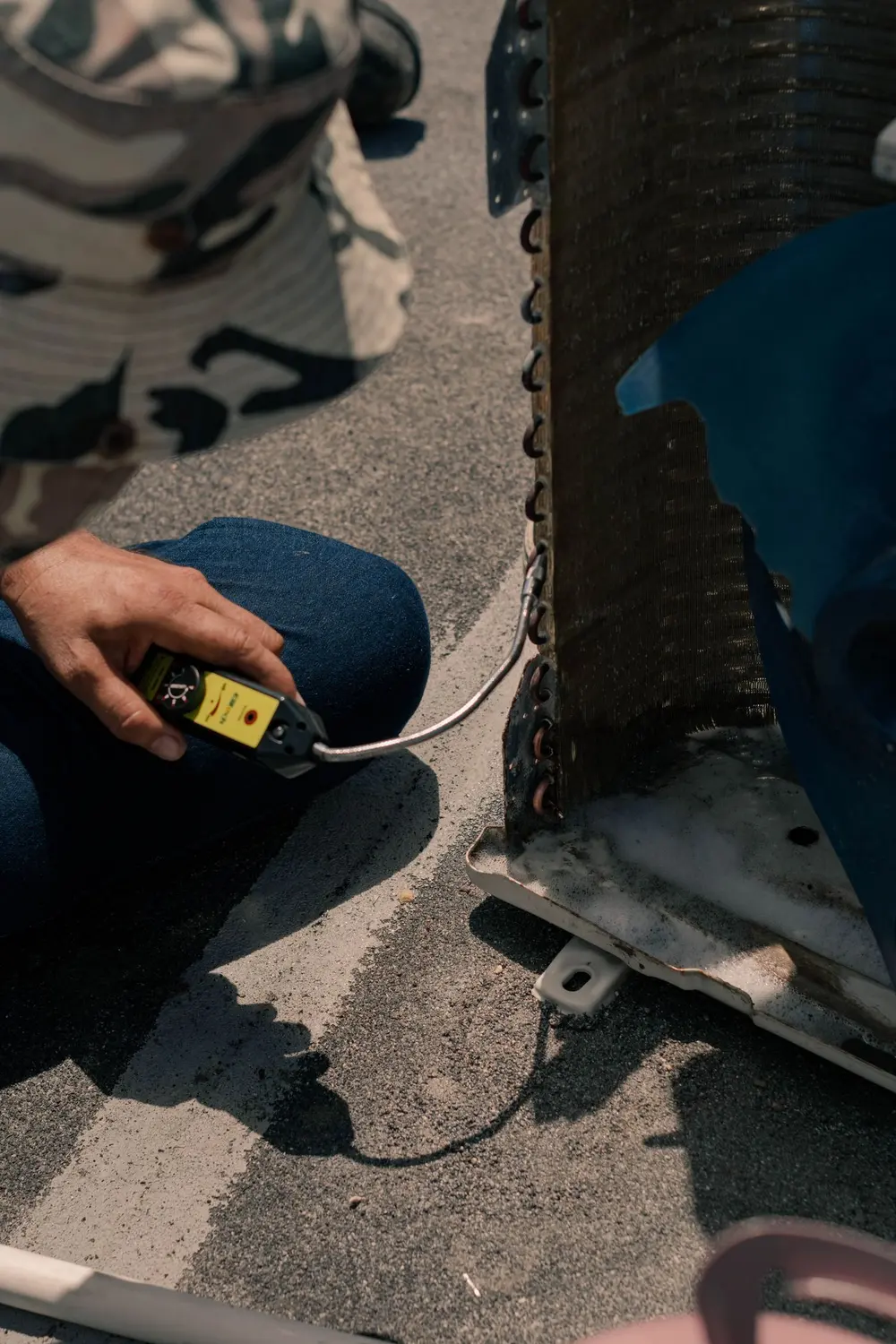 Tecnico al lavoro su un condizionatore