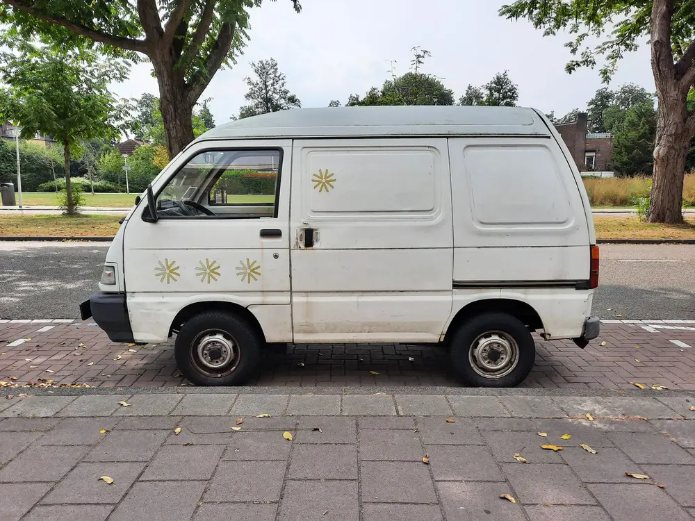 Furgone bianco parcheggiato